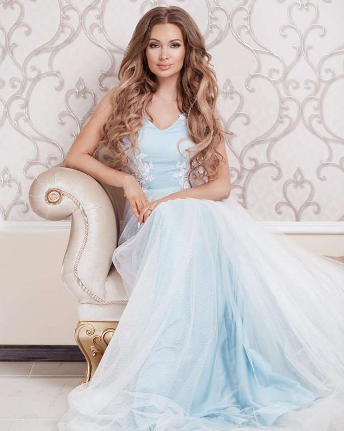«У меня было много образов невесты»: Евгения Феофилактова примеряет свадебные платья 