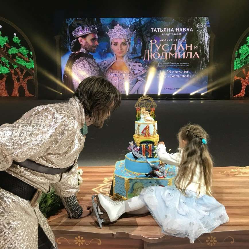 Дочь Татьяны Навки и Дмитрия Пескова в день рождения задула свечи на торте прямо на льду 