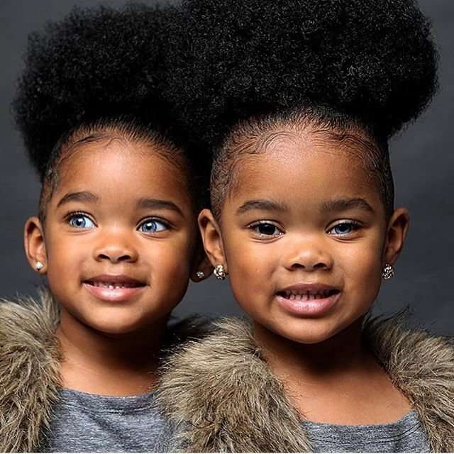Похожие на Рианну близняшки стали звездами Интернета