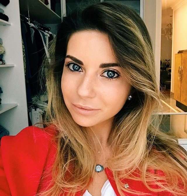 Галина Юдашкина побывала на выставке современного искусства в красном мини