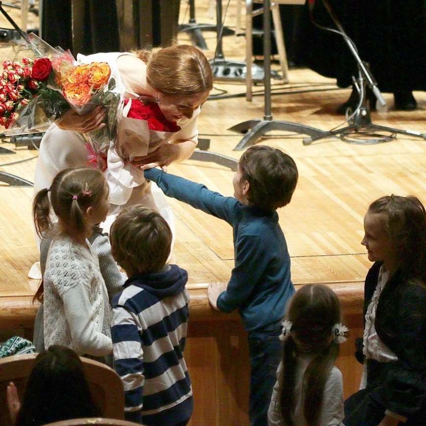 Екатерина Гусева получила цветы от детей-поклонников