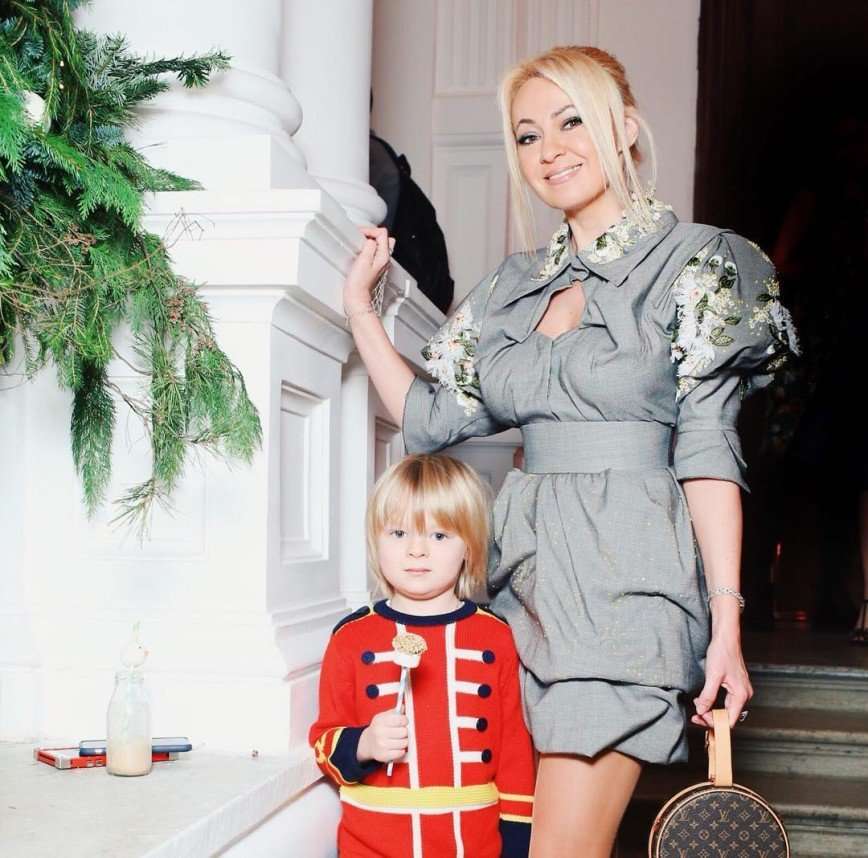 «Ему скучно»: Яна Рудковская с сыном прошла все аттракционы гламурной елки
