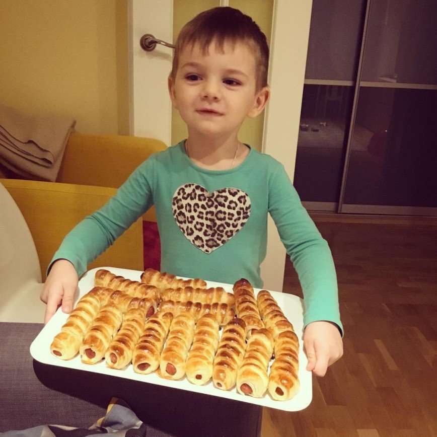 «Обожаю сосиски в тесте»: Екатерина Вилкова показала «перекус» у бабушки