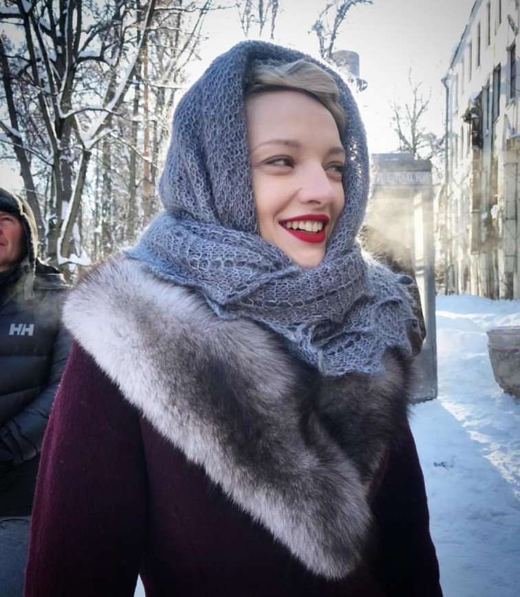 «Русская душа»: Екатерина Вилкова продемонстрировала, как носить пуховый платок