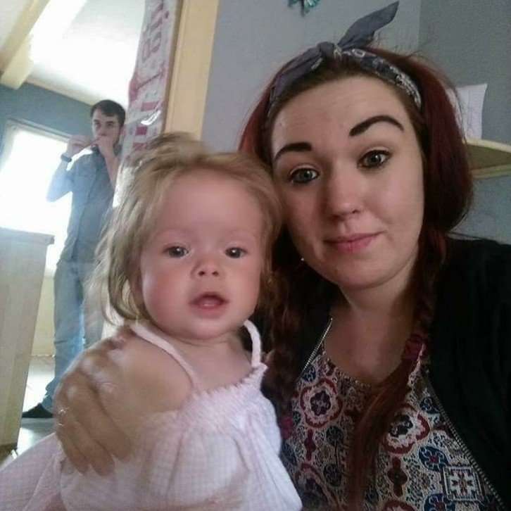 Парализованная 2-летняя британка подражает Свинке Пеппе