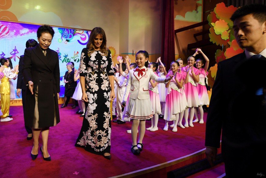 Мелания Трамп своим платьем проявила уважение к жителям Китая