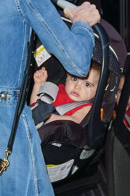 «Девчушка – прелесть!»: папарацци удалось сфотографировать дочь Джорджа и Амаль Клуни