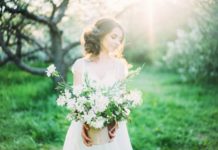 Ранок нареченої в квітучому саду: будуарная зйомка