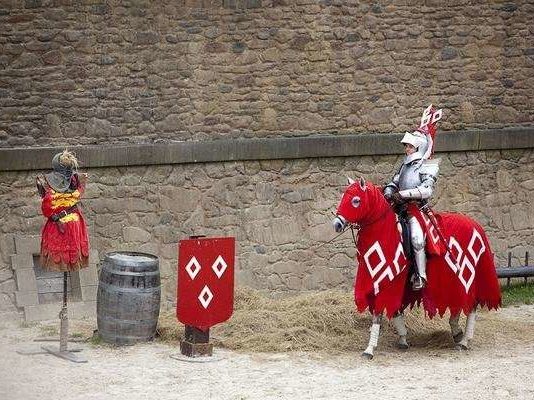 Шоу «Таємниця списи» і лабіринт у парку Puy Du Fou.
