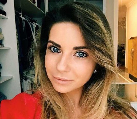 Галина Юдашкіна побувала на виставці сучасного мистецтва в червоному міні.