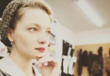 «Російська душа»: Катерина Вілкова продемонструвала, як носити пухову хустку.