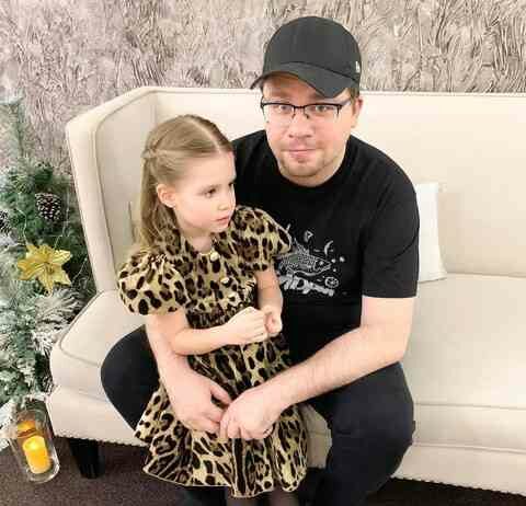 ” ноги на стіл, серйозно?”: асмус засоромили за фото дочки в брудних шкарпетках і колінами в синцях