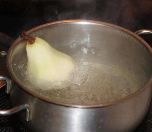 Груша запечена в тісті.