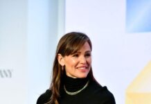 Секрет сияния Дженнифер Гарнер: Неустоимный крем для век с ретинолом по суперцене!