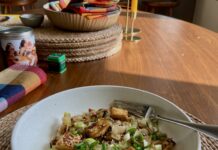 Salteado cremoso de col con maní y tofu: una solución para una cena rápida