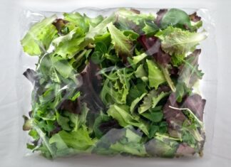 Ensalada en bolsas: un peligro oculto en su carrito de compras