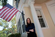 Демократка Емілі Грегорі завоювала Округ у Флориді, Зробивши Ставку на Сімейні Цінності