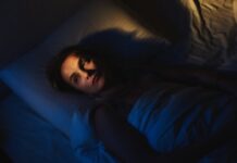 Нове дослідження показує, що машини з рожевим шумом можуть порушувати відновний сон