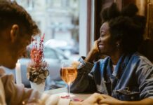 Екстравертований Інтроверт: Розуміння Поєднання Соціальної Енергії та Самотності