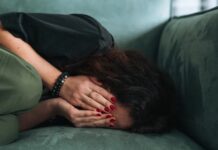 Скрытый разрушитель сна: Почему засыпание на диване подрывает ваш отдых