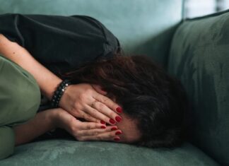 Прихований руйнівник сну: Чому засипання на дивані підриває ваш відпочинок
