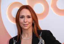 Дженніфер Лав Х’юїтт повертається до ностальгічного блонду
