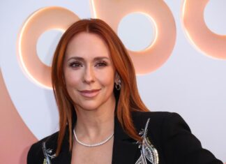 Дженніфер Лав Х’юїтт повертається до ностальгічного блонду