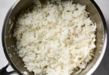 Metoda makaronu: niezawodny sposób na ugotowanie idealnego ryżu na płycie kuchennej