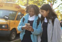 Зростання ІІ-спостереження у школах: баланс між безпекою та приватністю