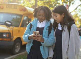 Зростання ІІ-спостереження у школах: баланс між безпекою та приватністю