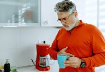 Почему пищеварение замедляется с возрастом — и как с этим справиться