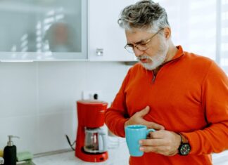 Почему пищеварение замедляется с возрастом — и как с этим справиться