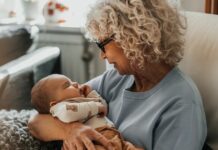 Розвінчання застарілих порад щодо догляду за немовлятами: у чому помиляються бабусі та дідусі