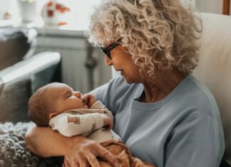 Розвінчання застарілих порад щодо догляду за немовлятами: у чому помиляються бабусі та дідусі