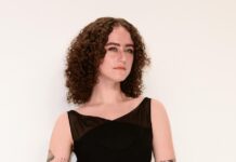 Татуювання з лебедем на спині Емми Емхофф і рідкісний образ у бікіні