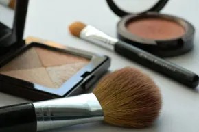 Чому вам ніколи не варто ділитися тушшю з найкращою подругою